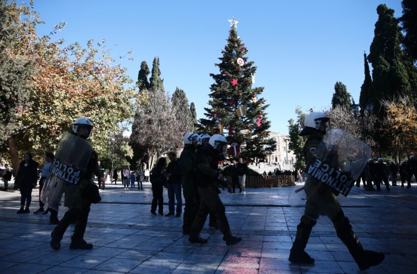  Επέτειος Γρηγορόπουλου: Τα ΜΑΤ φυλάνε πάλι το χριστουγεννιάτικο δέντρο στο Σύνταγμα