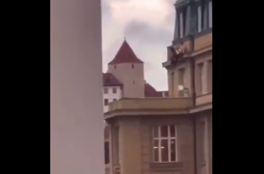  Συνταρακτικό βίντεο ντοκουμέντο από το μακελειό στην Πράγα: Φοιτητές πηδούν από τα παράθυρα – Μαρτυρίες ελλήνων τουριστών