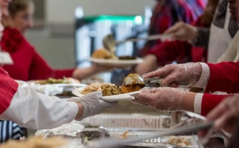  Η Προεδρία της Δημοκρατίας προσέφερε γεύματα σε ηλικιωμένους στη Θεσσαλία