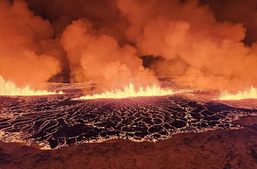  Εικόνες δέους από τη στιγμή της έκρηξης στο ηφαίστειο της Ισλανδίας – Τόνοι λάβας, στάχτη και καπνός σκέπασαν το χιονισμένο τοπίο (vid)