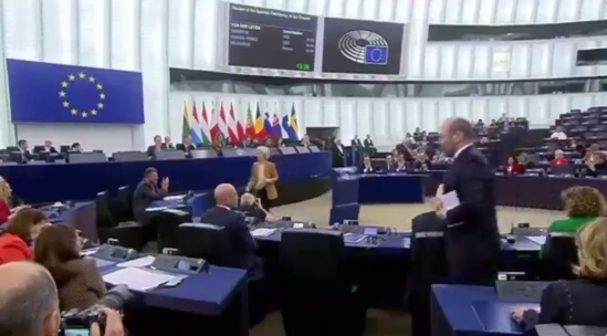  Έγινε του… “σκυλάδικου” στο Ευρωκοινοβούλιο στην ομιλία της Λάιεν – Τι συνέβη (vid)