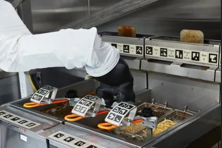  ΗΠΑ: Ανοίγει το πρώτο εστιατόριο με εργαζομένους μόνο ρομπότ (vid)