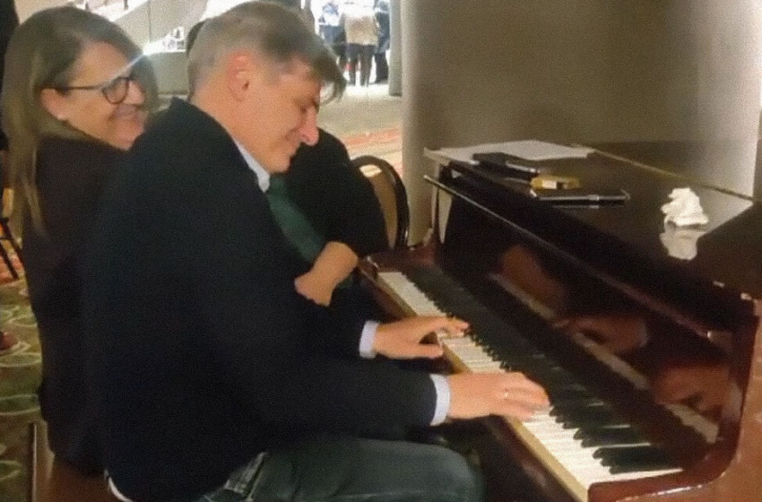  Ο… πιανίστας Φαραντούρης και η ευχάριστη νότα στην Κεντρική Επιτροπή του ΣΥΡΙΖΑ (vid)