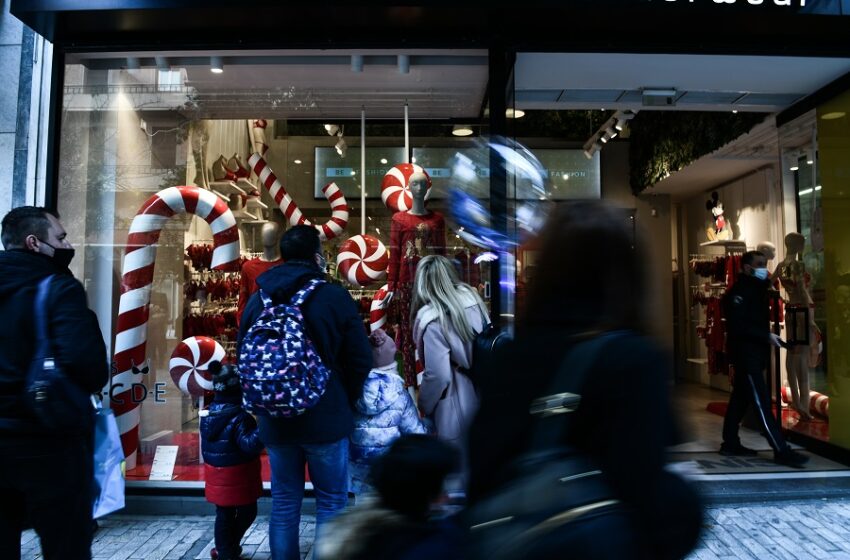  Χριστούγεννα: “Μουδιασμένοι” οι καταναλωτές – Τι προτιμούν για δώρα – Σε ισχύ το εορταστικό ωράριο – Νέες έρευνες για το κόστος των γιορτών