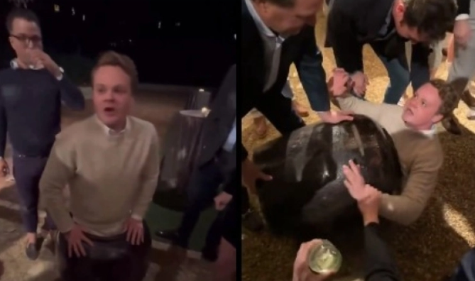  Επικό σκηνικό σε πάρτι: Νεαρός κόλλησε σε βάζο και δεν μπορούσε να βγει (vid)