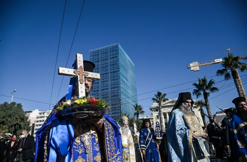  Με λαμπρότητα και κατάνυξη οι εορτασμοί των Θεοφανείων σε όλη τη χώρα