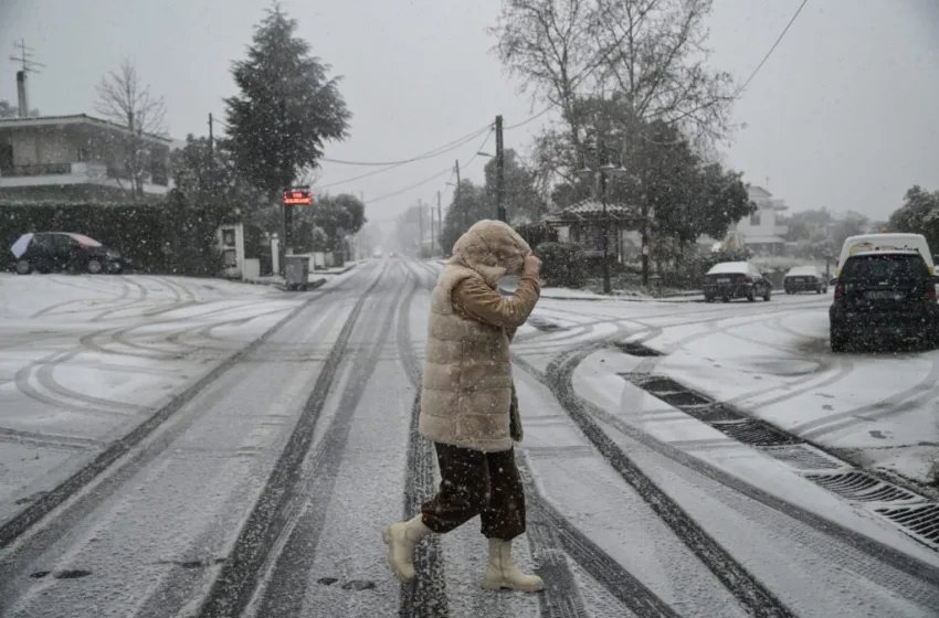  Χιόνια στην Αττική- Έκλεισε ο δρόμος στην Πάρνηθα- Μπόρες χιονιού τα ξημερώματα