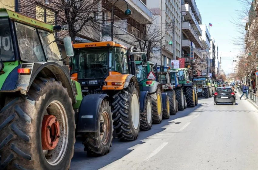  Αγρότες: “Ζεσταίνουν” τις μηχανές των τρακτέρ στα μπλόκα- Μεγάλη κινητοποίηση στην Agrotica Θεσσαλονίκης