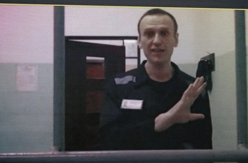 Ο Ναβάλνι κάνει αστεία περί «πάρτι γυμνών» από τις ρωσικές φυλακές