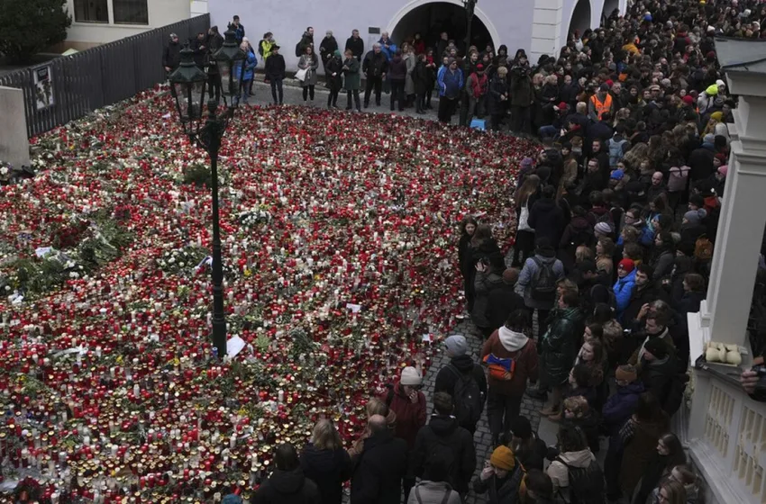  Τσεχία: Ανθρώπινη αλυσίδα στη μνήμη των 14 θυμάτων της επίθεσης στη Σχολή Καλών Τεχνών