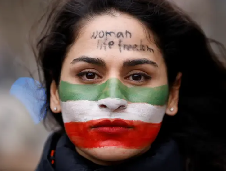  Ιράν: Γυναίκα καταδικάστηκε σε 74 μαστιγώσεις επειδή δεν φορούσε την ισλαμική μαντίλα