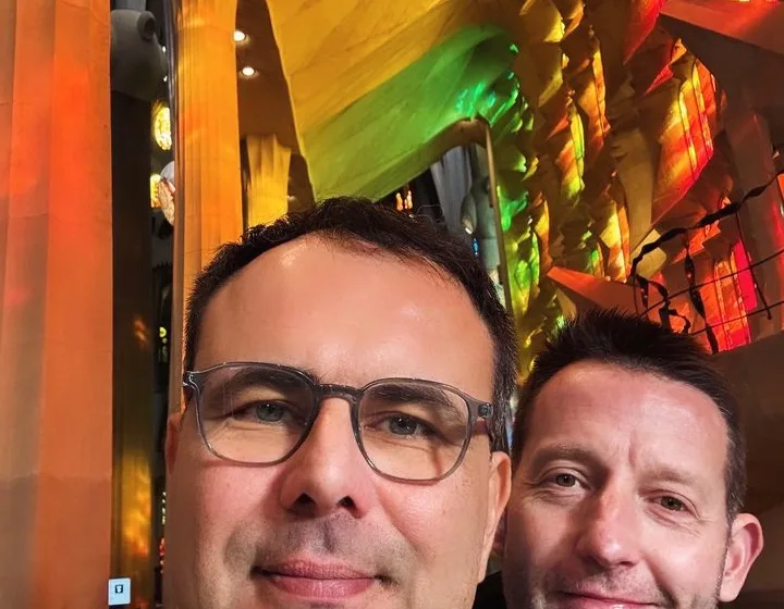  Η “σέλφι” του Άλεξ Πατέλη με τον σύντροφό του, μήνυμα στο Μαξίμου- Ανταποκρίθηκε άμεσα δια του Μαρινάκη: “Δεν ψηφίζει η Εκκλησία, προχωράμε”