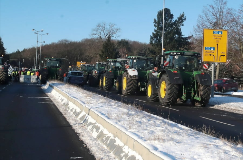  Γερμανία: Οι αγρότες κλείνουν δρόμους με τρακτέρ για το “κούρεμα” των επιδοτήσεων