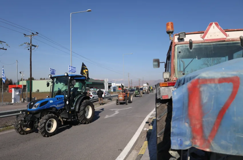  Αγρότες:Απέκλεισαν συμβολικά για μισή ώρα την Εθνική Τρικάλων-Λάρισας (vid)