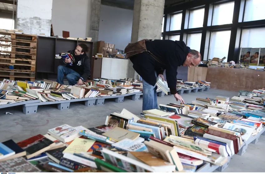  Θλίψη: Έκλεψαν 8.000 βιβλία από το βιβλιοπωλείο των αστέγων