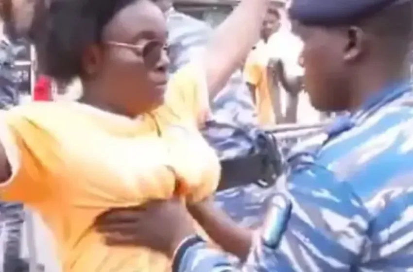  Αντιδράσεις για τον σωματικό έλεγχο των γυναικών στο Κόπα Άφρικα – Αστυνομικοί πιάνουν με έμφαση το στήθος (vid)