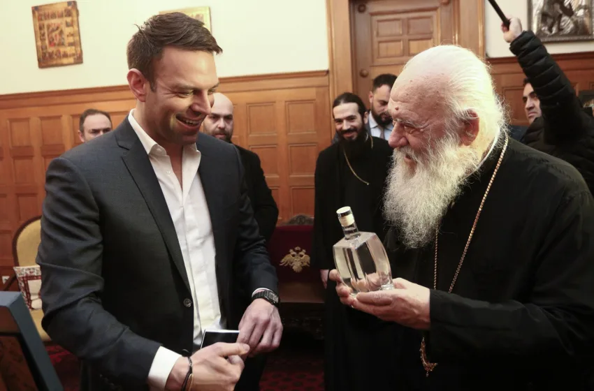  Τσίπουρο, μέλι και ένα βιβλίο δώρισε ο Ιερώνυμος στον Κασσελάκη- Τι του έδωσε ο πρόεδρος του ΣΥΡΙΖΑ ΠΣ (εικόνες)