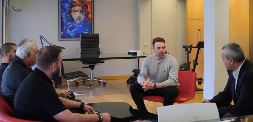 kasselakis synantisi odigoi taxi