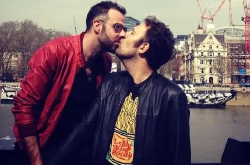  Το Facebook κατέβασε φωτογραφία του συγγραφέα Αύγουστου Κορτώ που φιλιέται με τον σύντροφό του- Ύστερα από δεκάδες “report”!- Οι… celebrities,όμως, ελεύθερα