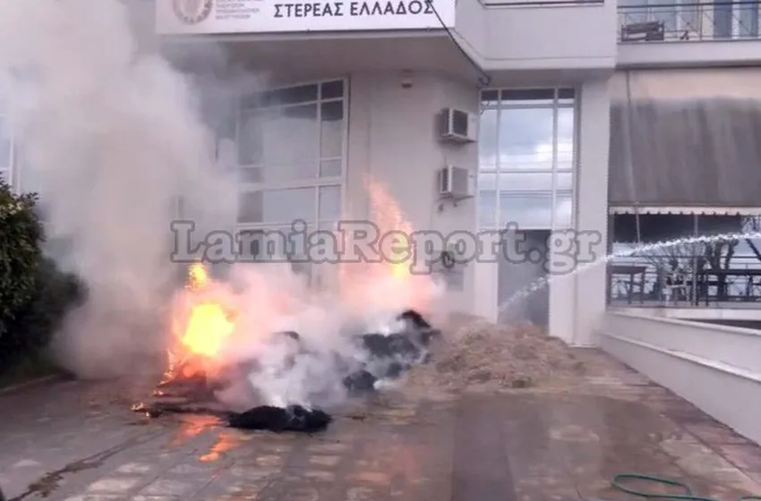  Λαμία:Αγρότες έβαλαν φωτιά σε άχυρα έξω από γραφεία του ΟΠΕΚΕΠΕ (εικόνες)