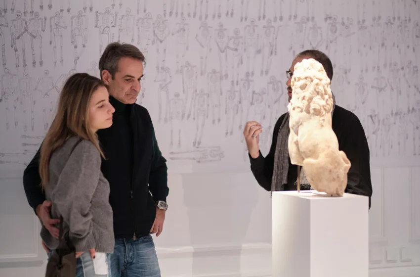  Μητσοτάκης: Στο μουσείο Κυκλαδίτικης Τέχνης με την κόρη του Δάφνη (εικόνες)