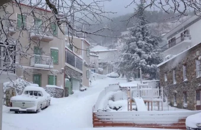  Πολύ χιόνι στη Σαμοθράκη – Εκλεισαν τα σχολεία