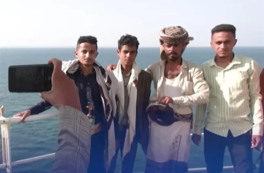  Χούθι:Μετέτρεψαν σε αξιοθέατο πλοίο που κατέλαβαν -Βγάζουν φωτογραφίες