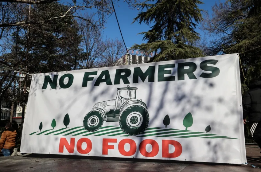  Λάρισα: Έκλεισαν συμβολικά την Εθνική οι αγρότες – Ένταση με την Αστυνομία