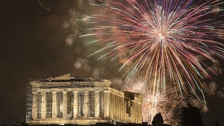  Φαντασμαγορική η υποδοχή του 2024 στην Αθήνα – Με πάρτι και πυροτεχνήματα ο πλανήτης καλωσόρισε το νέο έτος