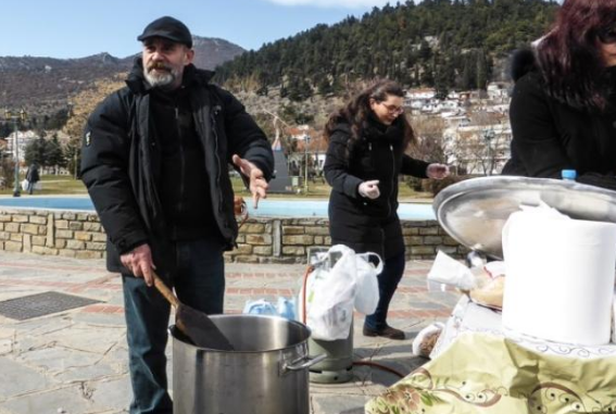  Κωνσταντίνος Πολυχρονόπουλος: Το βάζο γεμάτο χρήματα από δωρεές για να μην του κάνουν έξωση (vid)