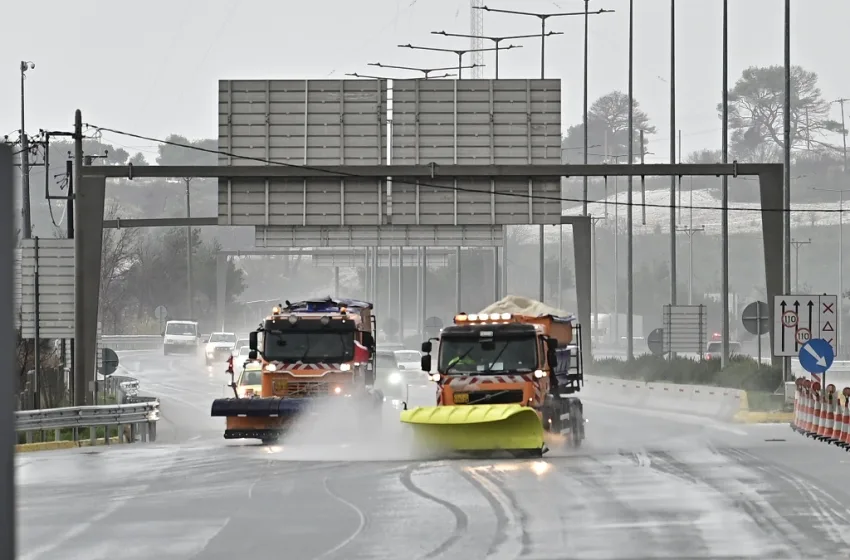  Αθηνών-Λαμίας: Εγκλωβισμένοι οδηγοί λόγω της απαγόρευσης κυκλοφορίας-“Είναι φιάσκο, δεν έχει χιόνι”