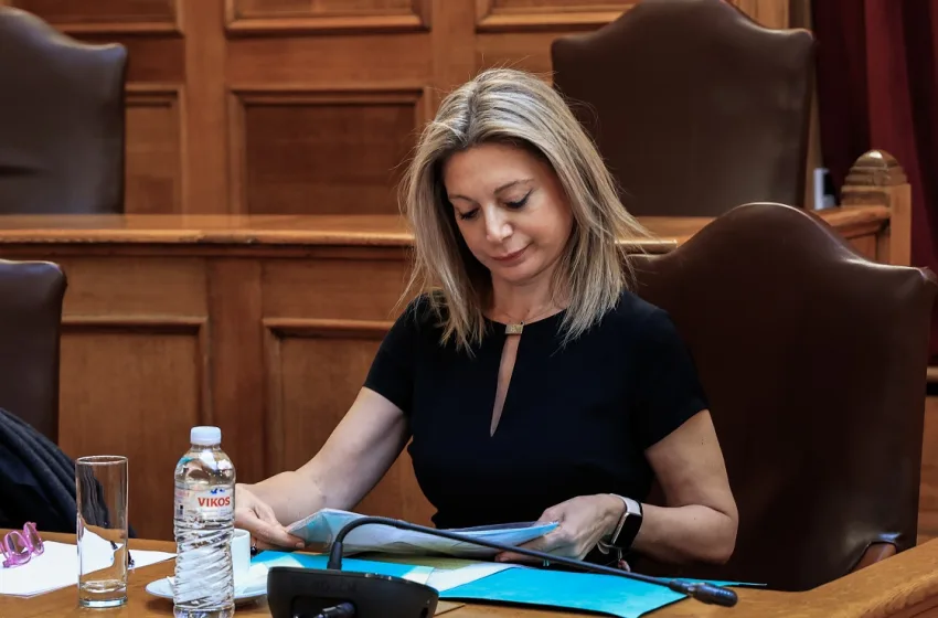  Καρυστιανού: Ποιος είναι ο βουλευτής που έπαιζε με το κινητό στην ομιλία της – Βούηξαν τα social