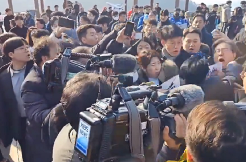  Η στιγμή της επίθεσης με μαχαίρι στον ηγέτη της αντιπολίτευσης στη Νότια Κορέα – Σοκαριστικά βίντεο