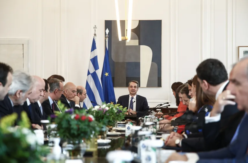  Υπουργικό Συμβούλιο: Η ακρίβεια πάλι στο επίκεντρο- Το σχέδιο για “πολυδύναμο εκσυγχρονισμό” ενόψει Ευρωκάλπης