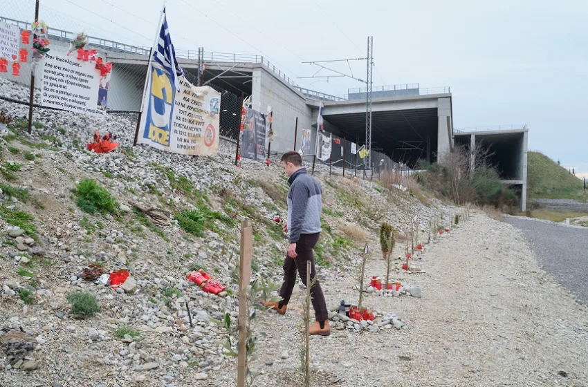  Κασσελάκης από Τέμπη: ”Εδώ πάγωσε ο χρόνος – Θα παλέψουμε για να αποδοθεί πραγματική δικαιοσύνη” (vid)