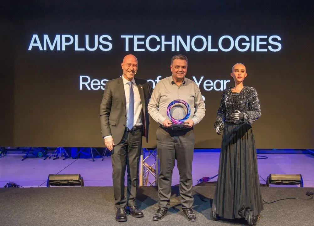 Στη μέση: Γιώργος Δαμανάκης, Πρόεδρος & Δ/νων Σύμβουλος, AMPLUS Technologies

Αριστερά: Αλέξανδρος Κινινής, Country Channel Manager, Greece & Cyprus, HP Hellas

Δεξιά: Sophia