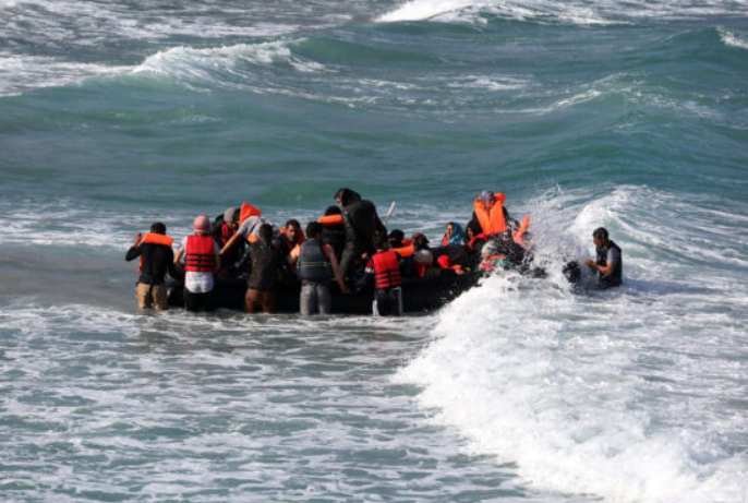  Πλοιάριο με 112 πρόσφυγες εντοπίστηκε στα νότια της Κρήτης
