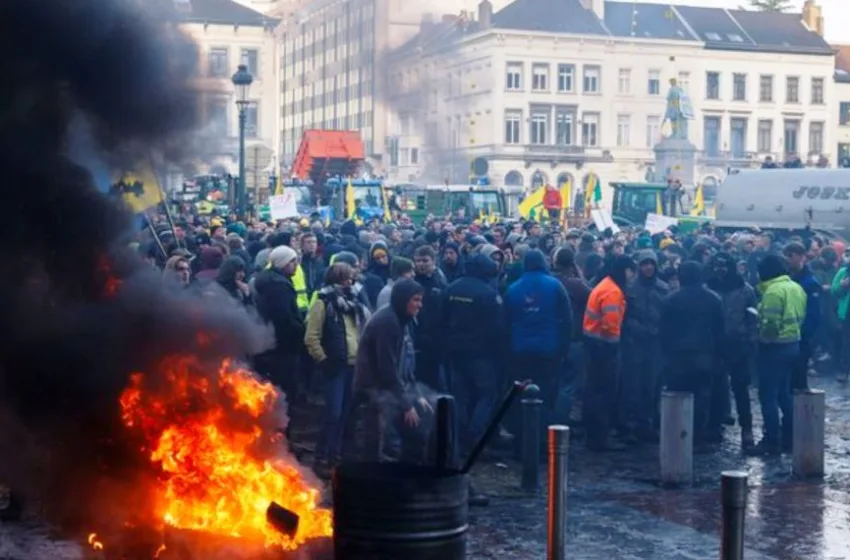  Βρυξέλλες: Επεισόδια αστυνομίας με αγρότες-  Οδοφράγματα και απάντηση με αύρες και αντλίες πίεσης (live)