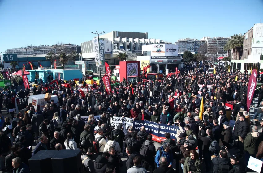  Αμετακίνητοι στα μπλόκα οι αγρότες-Τελικές αποφάσεις την Τρίτη -Κάλεσμα Αυγενάκη για συναίνεση (vid)