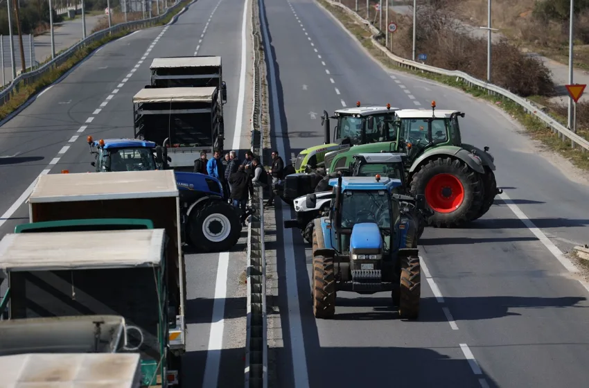  Αγρότες απέκλεισαν συμβολικά την Εθνική Οδό Θεσσαλονίκης-Νέων Μουδανιών
