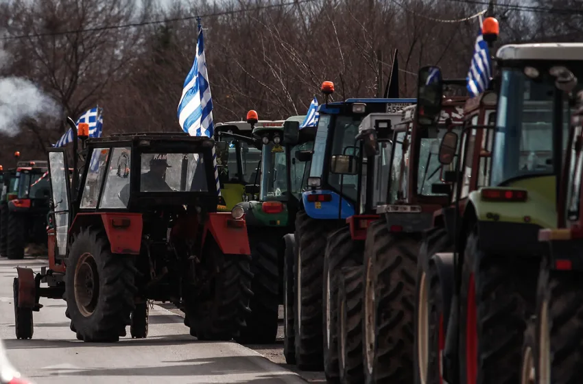  Αγρότες από Θεσπρωτία και Ιωάννινα απέκλεισαν το λιμάνι της Ηγουμενίτσας