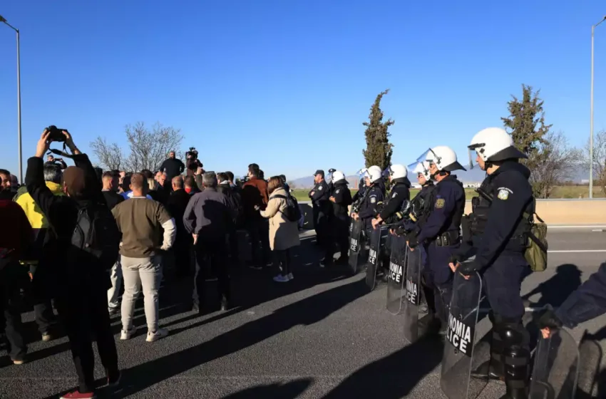  Μπλόκα αγροτών:Έκλεισαν για μισή ώρα τον κόμβο της Νίκαιας στην ΠΑΘΕ (vid)