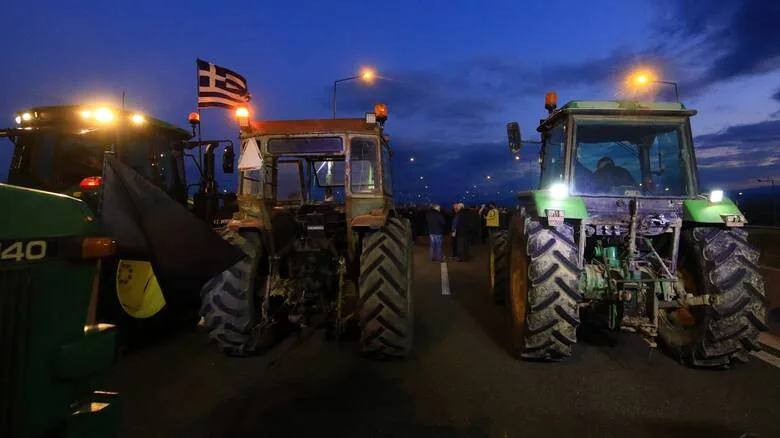  Αγρότες:Μένουν στα μπλόκα σε Καρδίτσα, Φάρσαλα -Απέκλεισαν το Τελωνείο Ευζώνων