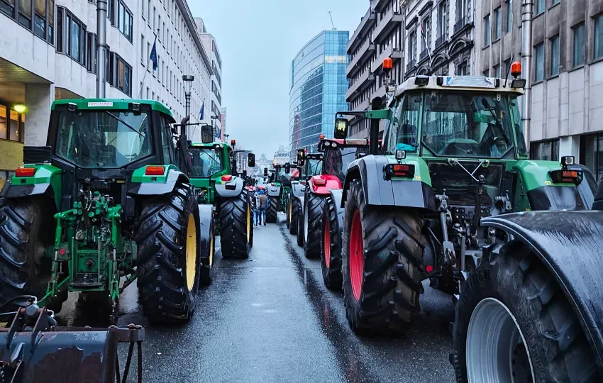  Βρυξέλλες: Σε θέσεις μάχης οι αγρότες με τα τρακτέρ