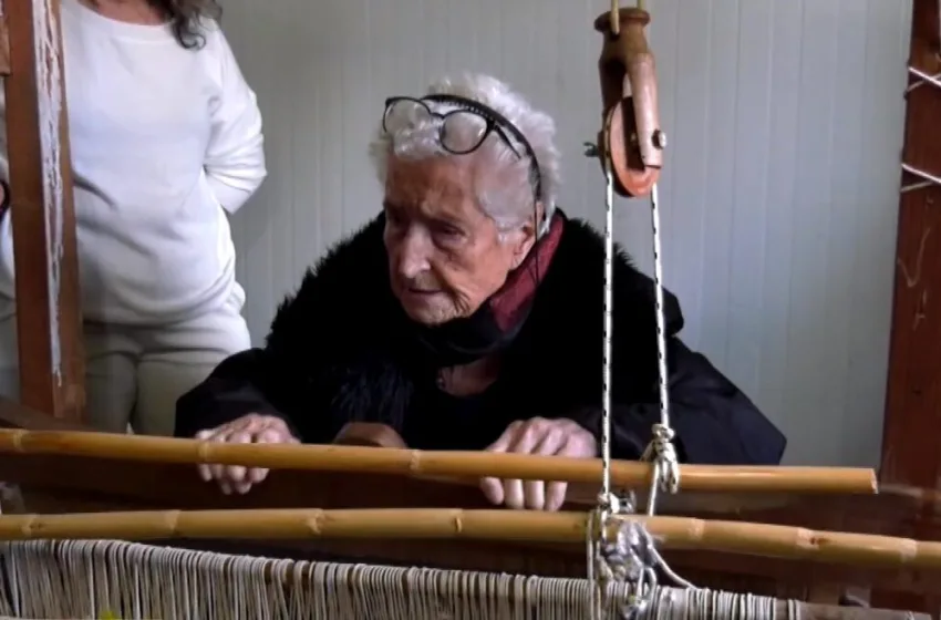  Λέσβος: Η κυρία Μαρία, 104 ετών, ακόμα υφαίνει τον αργαλειό της