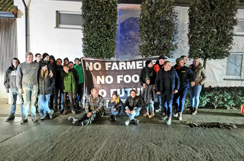 Βέλγιο:Αγρότες με 15 τρακτέρ πήγαν έξω από το σπίτι του πρωθυπουργού