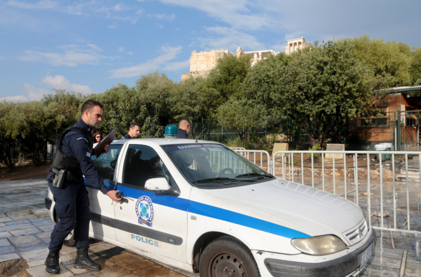  Ακρόπολη: Ρώτησαν ανήλικο τι ομάδα είναι και του έκλεψαν το κινητό