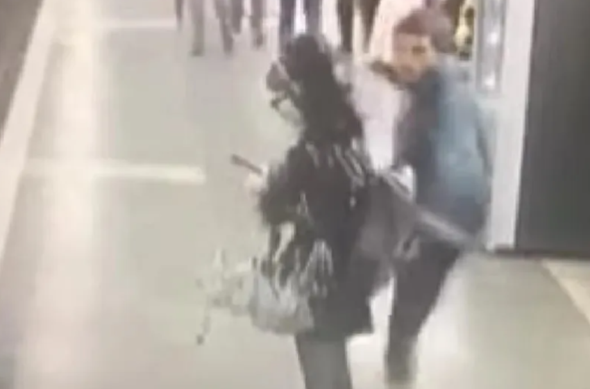  Σοκαριστικό βίντεο: Άνδρας επιτίθεται σε γυναίκες που περιμένουν το μετρό στη Βαρκελώνη