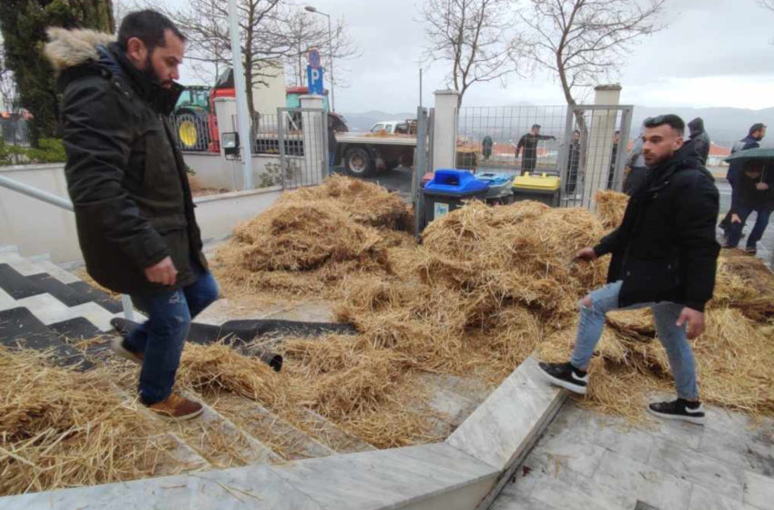  Αγρότες: Πέταξαν κοπριά και άχυρα έξω από το κτίριο της Περιφέρειας Δ. Μακεδονίας (vids)