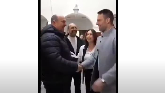  Διάλογος Κασσελάκη με πολίτη: “Να με φωνάζεις “Στε και Βάρα” (vid)